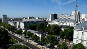 Les agents courent autour du siège de la DGSE situé dans le 20e arrondissement à Paris.