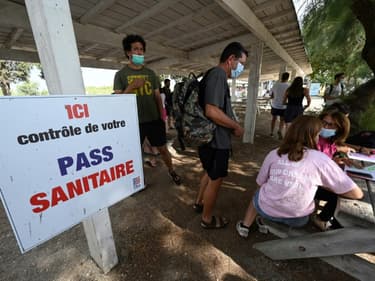 Pancarte annonçant un point de contrôle du pass sanitaire à Aigues Mortes le 3 août 2021