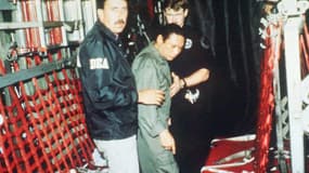 Le général Manuel Noriega, ancien dirigeant panaméen escorté le 4 janvier 1990 dans un avion par des agents de la police antistupéfiants (DEA) américains