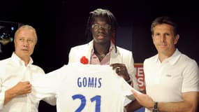 Bafétimbi Gomis accompagné de Bernard Lacombe lors de sa signature à Lyon en 2009