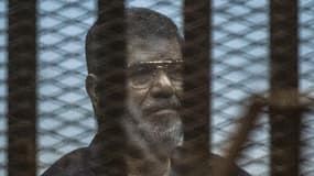 L'ex-président égyptien Mohammed à l'annonce de sa condamnation à mort le 16 mai 2015 au Caire