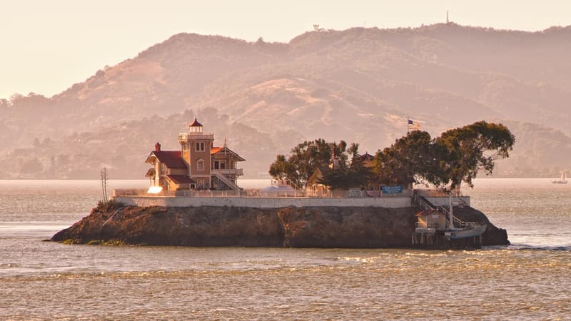 Le phare est à 20 minutes en bateau du premier port