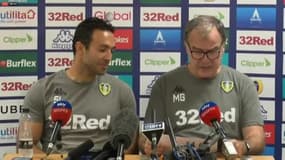 Leeds : Bielsa lit difficilement une lettre en anglais