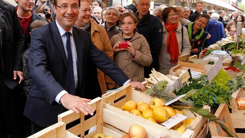 Francois Hollande sur un marché de Moulins. Tomber "du bon côté de l'Histoire" en devenant le deuxième président socialiste de la Ve République : c'est l'objectif de François Hollande à trois semaines du second tour du scrutin présidentiel que la gauche "