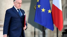 L'ancien Premier ministre Bernard Cazeneuve, sortant de l'Elysée après un conseil des ministres le 26 avril 2017