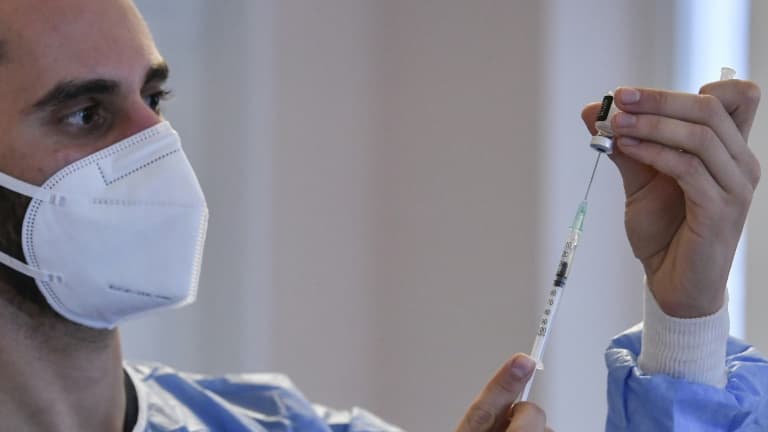 Un soignant prépare un vaccin (illustration).