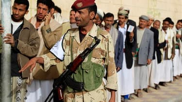 File d'attente devant un bureau de vote dans Sanaa, la capital du Yémen. Les Yéménites sont invités à désigner ce mardi le successeur d'Ali Abdallah Saleh, qui a gouverné d'une main de fer le pays pendant trois décennies et a dû céder le pouvoir en novemb