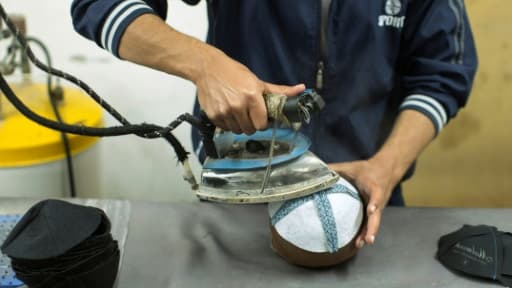 Fabrication de kippas dans un atelier du camp de réfugiés palestiniens de Chati, dans la bande de Gaza, le 8 mars 2017 Fabrication de kippas dans un atelier du camp de réfugiés palestiniens de Chati, dans la bande de Gaza, le 8 mars 2017
