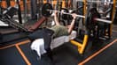 Un homme dans une salle de sport. (Illustration)