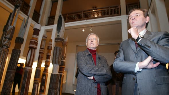 Germain Viatte (à gauche), alors directeur du musée des arts d'Afrique et d'Océanie (MAAO) (aujourd'hui musée du Quai Branly - Jacques Chirac), en compagnie du ministre de la Culture de l'époque, Jean-Jacques Aillagon, le 31 janvier 2003, à Paris.