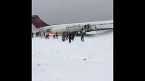 Un avion sort de la piste à New York: les premières images