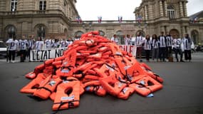 Des gilets de sauvetage devant le Sénat français le 19 juin 2018 à Paris. 