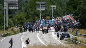 Une manifestation contre la ligne ferroviaire grande vitesse Lyon-Turin dans la vallée de Maurienne (Savoie), le 17 juin 2023