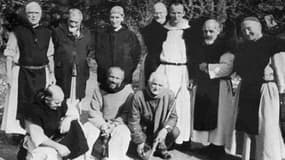 Photo non datée de six des sept moines Trappistes enlevés et assassinés en 1996.