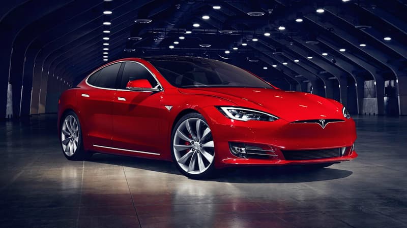 Premier restylage pour la Model S, avec un changement notable: la disparition de la calandre à l'avant. 