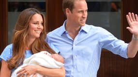 Kate et William, devant la maternité, le 23 juillet 2013, au lendemain de la naissance de George.
