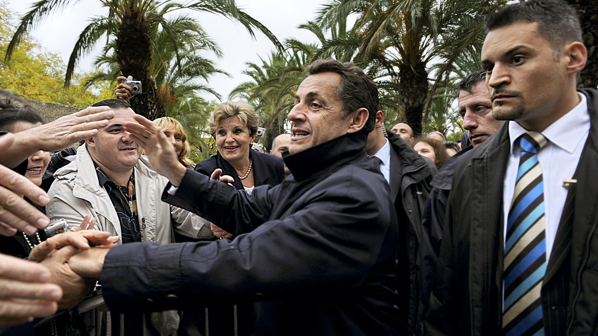 Nicolas Sarkozy devant la mairie de Bibuglia (Corse) le 30 octobre 2007 Nicolas Sarkozy devant la mairie de Bibuglia (Corse) le 30 octobre 2007