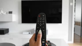 Une télécommande devant une télévision