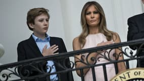 Donald et Melania Trump, accompagnés de leur fils Barron, à la Maison Blanche le 17 avril 2017 - Brendan Smialowski / AFP