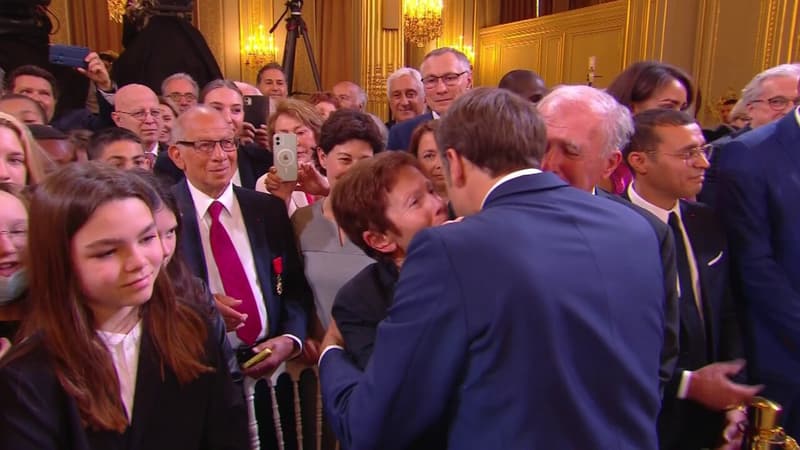 Cérémonie d'investiture: l'échange émouvant entre Emmanuel Macron et les parents de Samuel Paty