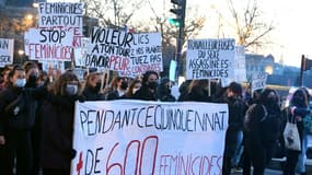 Manifestantes participant à une marche organisée à la veille de la journée du 8 mars par la Coordination féministe de la région Ile-de-France à Paris le 7 mars 2022