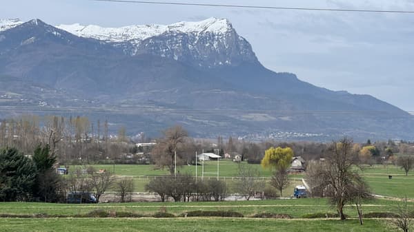 Le terrain d’atterrissage au pied du Roc à Embrun, où Emmanuel Macron est attendu ce jeudi 30 mars dans les Hautes-Alpes.
