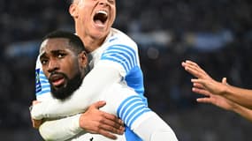 La joie du milieu de terrain  brésilien de Marseille, Gerson, félicité par son coéquipier Amine Harit, après avoir ouvert le score à domicile contre Brest, lors de la 17e journée de Ligue 1, le 4 décembre 2021 au Stade Vélodrome
