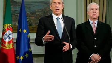 Le Premier ministre portugais José Socrates (à gauche) et son ministre des Finances Fernando Teixeira. Le Portugal a conclu un accord avec l'Union européenne et le Fonds monétaire international (FMI) sur un programme de renflouement de trois ans. /Photo p