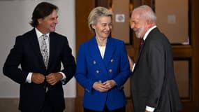 Ursula von der Leyen, la présidente de la Commission européenne, avec le président uruguayen Luis Lacalle Pou et le président brésilien Lula, le 6 décembre 2024 à Montevideo 