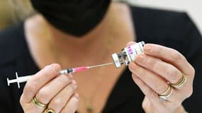 Une infirmière prépare une dose du vaccin (illustration)