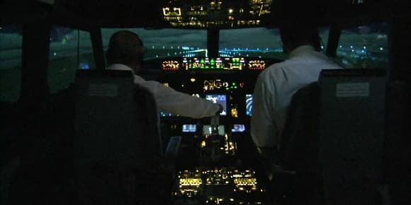 Un pilote et son copilote dans le cockpit d'un avion de ligne (photo d'illutration). Un pilote et son copilote dans le cockpit d'un avion de ligne (photo d'illutration).