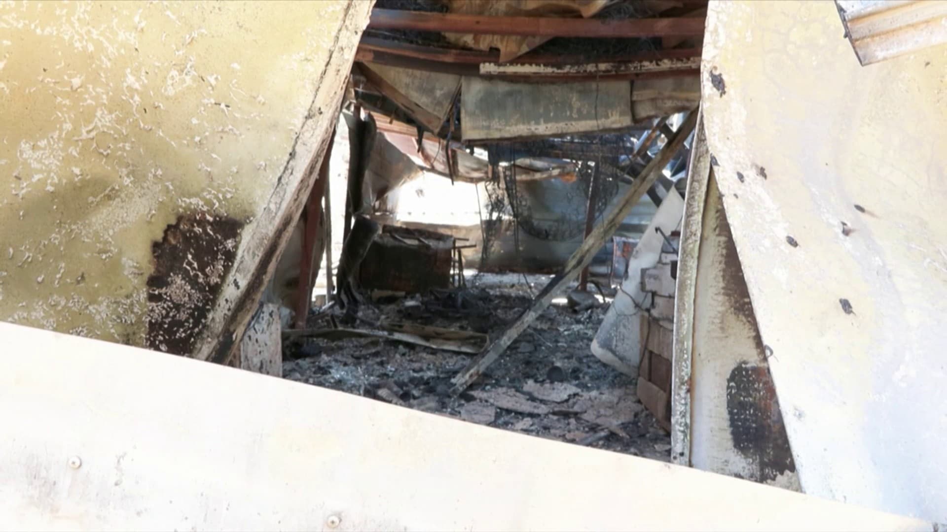 L'exploitation détruite de Theodoros Arvantis, un agriculteur grec de la région de Marathon, frappée par les incendies en Grèce d'août 2024.