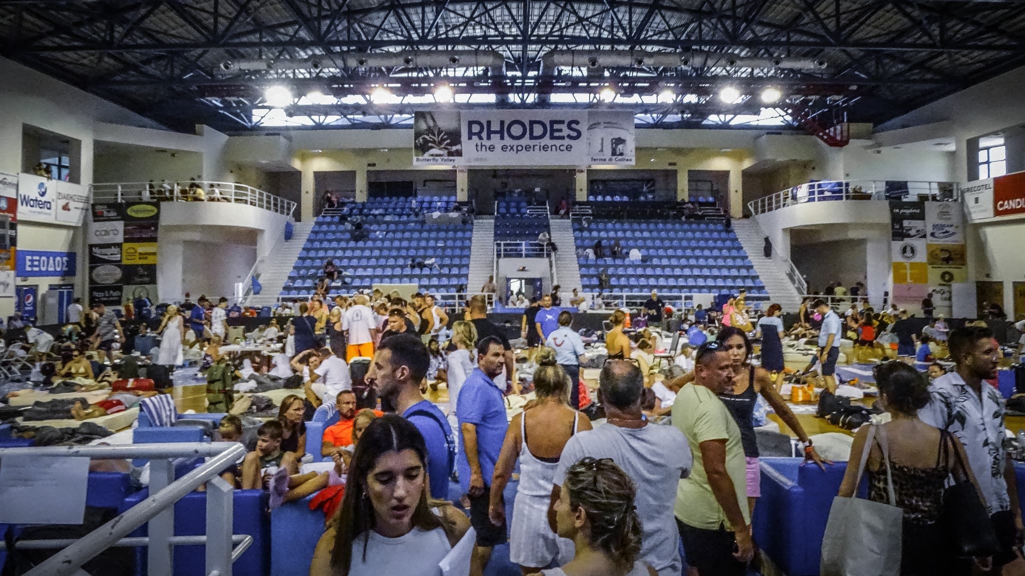 Des touristes évacués de l'île de Rhodes ont passé la nuit dans un gymnase.