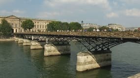 Les milliers de cadenas de l'amour risques de faire tomber un morceau de parapet du Pont des Arts