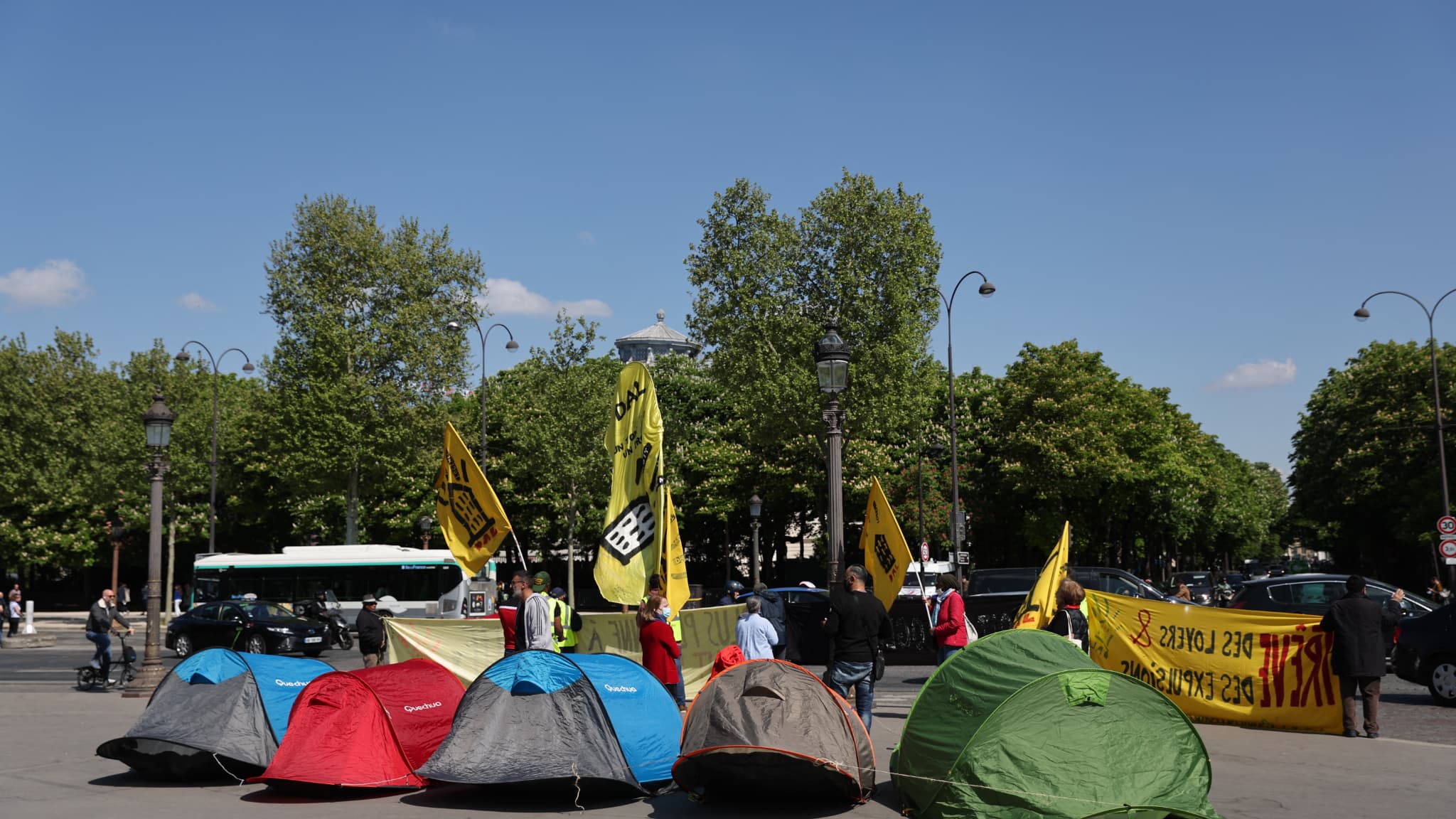 Des tentes ont été plantées par des militants du droit au logement prêt de l'Élysée.