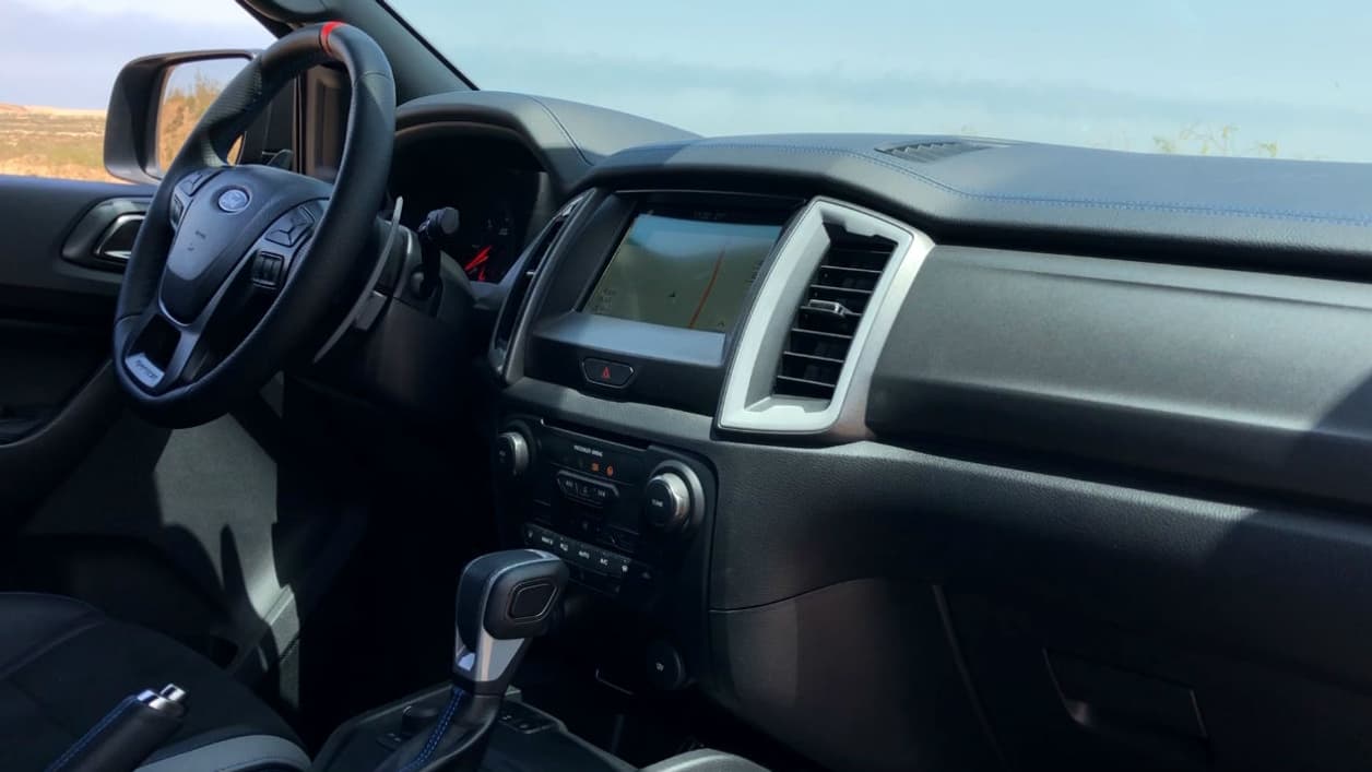 L'intérieur n'est pas de dernière génération mais dispose tout de même de fonctions modernes. L'intérieur n'est pas de dernière génération mais dispose tout de même de fonctions modernes.