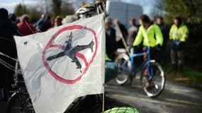 Des opposants au projet d'aéroport, rassemblés à Notre-Dame-des-Landes près de Nantes, s'apprêtent à partir pour Paris, le 21 novembre 2015.