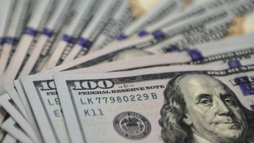 La police russe a arrêté deux faussaires qui vendaient une "potion magique" capable, selon eux, de transformer en billets de 100 dollars du simple papier