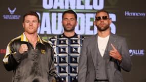 Canelo Alvarez, Eddie Hearn et Billy Joe Saunders (de gauche à droite) en conférence de presse 