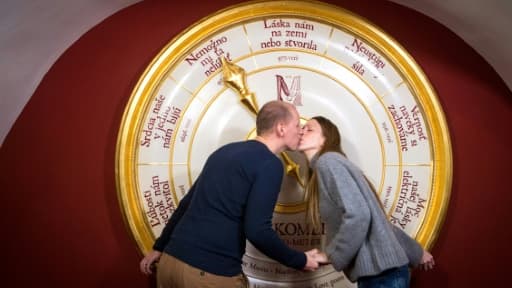 Des visiteurs de l'exposition de "l'Epicentre de l'amour" à Banska Stiavnica s'embrassent devant "l'amouromètre", censé tester la force de leur amour, le 3 février 2018 Des visiteurs de l'exposition de "l'Epicentre de l'amour" à Banska Stiavnica s'embrassent devant "l'amouromètre", censé tester la force de leur amour, le 3 février 2018