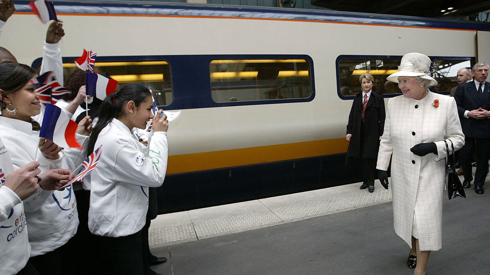La reine Elizabeth II arrivant Gare du Nord par l'Eurostar en 2004.