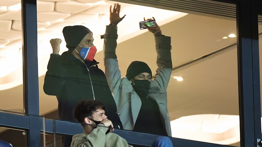Neymar dans les tribunes du au Parc lors de PSG-Nîmes Neymar dans les tribunes du au Parc lors de PSG-Nîmes
