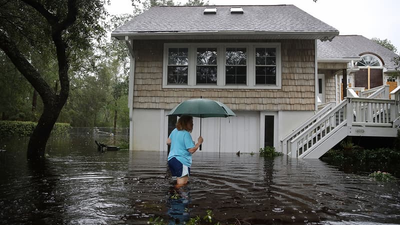 Une habitante de Southport, en Caroline du Nord, se rend dans sa maison abîmée par la tempête tropicale Florence.