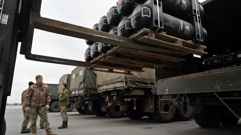Une livraison de missiles Javelin 11 février à Kiev. Depuis, les Etats-Unis passent par la Pologne et la Roumanie pour livrer les forces armées ukrainiennes