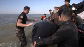 Capture d'un reportage de la BBC montrant des gendarmes stopper des migrants et  leur bateau pneumatique