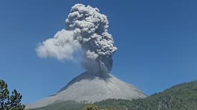Eruption du volcan Lewotobi, en Indonésie, en juillet 2024. PHOTO D'ILLUSTRATION