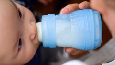 Une maman donne le biberon à son nourrisson le 8 octobre 2013.