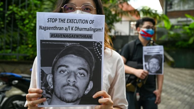 Des militants contre la peine de mort manifestent contre l'exécution prévue à Singapour de Nagaenthran K. Dharmalingam, le 3 novembre 2021 à Kuala Lumpur, en Malaisie