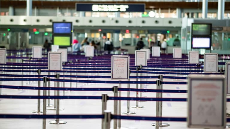 Un millier de bagagistes, agents d'entretiens et autres travailleurs de l'ombre de l'aéroport Roissy-Charles-De-Gaulle ont défilé sur la plateforme aéroportuaire, durement frappée par la crise du covid