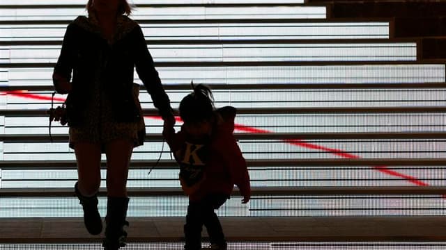 Les députés français ont adopté jeudi une proposition de loi UMP visant à faciliter l'adoption d'un enfant abandonné par ses parents. Les groupes UMP et du Nouveau centre (NC) ont voté pour. Le groupe PS a voté contre, le gouvernement ayant refusé un de s